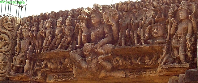 Templomi dombormű Visnu, Brahmá, Siva és a kilenc bolygóisten ábrázolásával. Tewari, Madhya Pradesh, 11. század