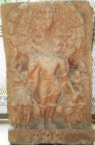 Visvarúpa Visnu. Ez a dombormű ottjártamkor felirat nélkül állt a benáreszi hindu egyetem múzeuma szoborgalériájának folyosóján. Gupta-kor, 5. század