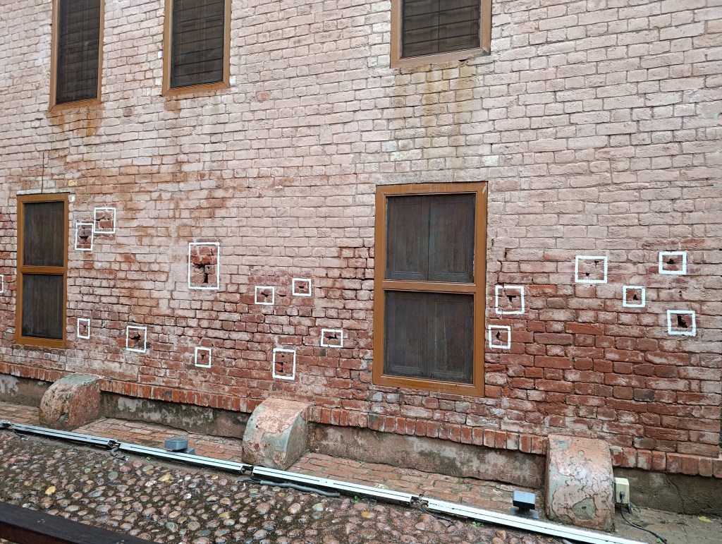 A lövedéknyomok a Jallianwala Bagh-gal szomszédos épület falában tragikus esemény emlékét őrzik: 1919. április 13-án Reginald Dyer, Amritszár megbízott katonai parancsnoka a hindu Nap-újévre (baiszákhí) összegyűlt békés, fegyvertelen tömegbe lövetett. A véres mészárlásnak 379 halottja és 192 súlyos sebesültje volt.